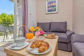 Apartment Nika 220m From the Beach