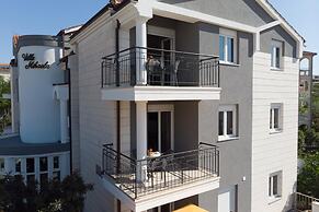 Apartment Nika 220m From the Beach