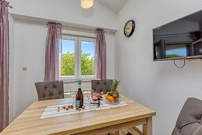 Apartment Rafaela 220m From the Beach