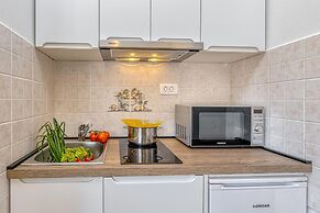 Apartment Rafaela 220m From the Beach