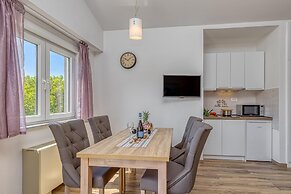 Apartment Rafaela 220m From the Beach