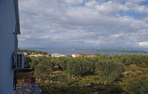 Stunning Home in Zdrelac With Wifi and 4 Bedrooms