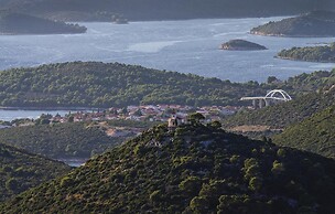 Stunning Home in Zdrelac With Wifi and 4 Bedrooms