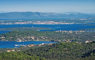 Stunning Home in Zdrelac With Wifi and 4 Bedrooms