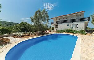 Stunning Home in Zdrelac With Wifi and 4 Bedrooms
