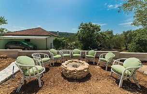 Stunning Home in Zdrelac With Wifi and 4 Bedrooms