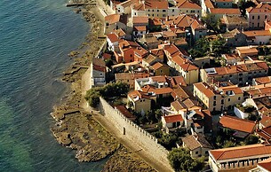 Amazing Home in Novigrad With Wifi and 2 Bedrooms