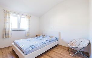 Amazing Home in Jurdani With Wifi and 4 Bedrooms