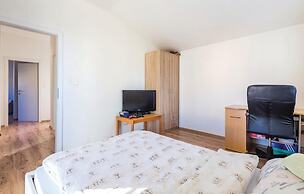 Amazing Home in Jurdani With Wifi and 4 Bedrooms