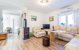 Amazing Home in Jurdani With Wifi and 4 Bedrooms