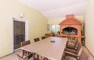 Amazing Home in Jurdani With Wifi and 4 Bedrooms