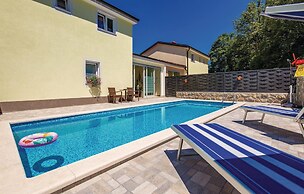 Amazing Home in Jurdani With Wifi and 4 Bedrooms