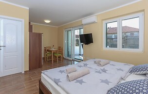 Awesome Apartment in Kastel Stari With Wifi