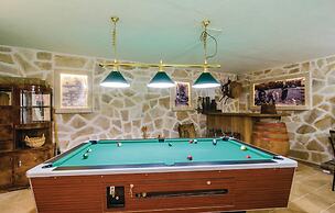 Amazing Home in Topolo with Hot Tub, Sauna & WiFi