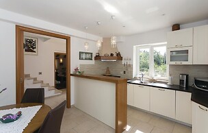 Amazing Home in Topolo with Hot Tub, Sauna & WiFi