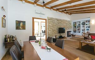 Amazing Home in Topolo with Hot Tub, Sauna & WiFi