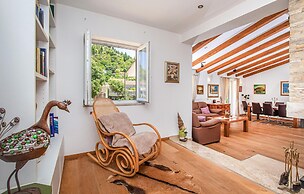 Amazing Home in Topolo with Hot Tub, Sauna & WiFi