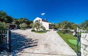 Amazing Home in Topolo with Hot Tub, Sauna & WiFi