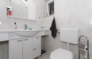 Amazing Home in Topolo with Hot Tub, Sauna & WiFi