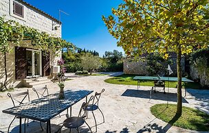 Amazing Home in Topolo with Hot Tub, Sauna & WiFi