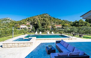 Amazing Home in Topolo with Hot Tub, Sauna & WiFi