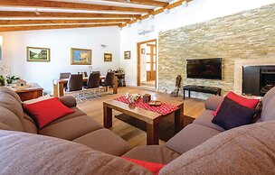 Amazing Home in Topolo with Hot Tub, Sauna & WiFi