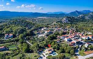 Amazing Home in Topolo with Hot Tub, Sauna & WiFi