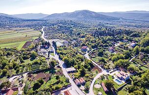 Amazing Home in Topolo with Hot Tub, Sauna & WiFi