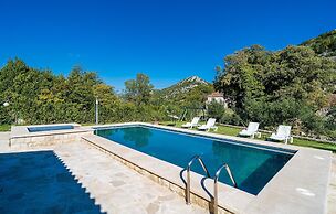 Amazing Home in Topolo with Hot Tub, Sauna & WiFi