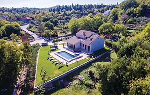 Amazing Home in Topolo with Hot Tub, Sauna & WiFi