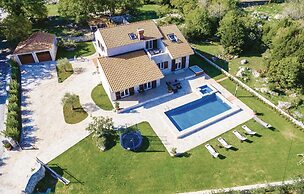 Amazing Home in Topolo with Hot Tub, Sauna & WiFi