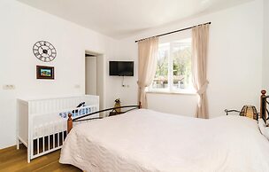 Amazing Home in Topolo with Hot Tub, Sauna & WiFi