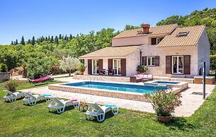 Amazing Home in Topolo with Hot Tub, Sauna & WiFi