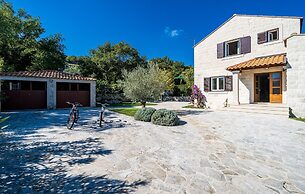 Amazing Home in Topolo with Hot Tub, Sauna & WiFi