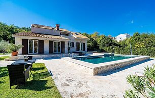 Amazing Home in Topolo with Hot Tub, Sauna & WiFi