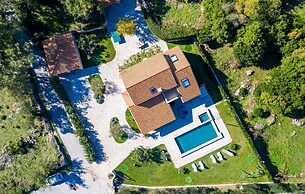 Amazing Home in Topolo with Hot Tub, Sauna & WiFi