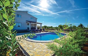 Awesome Home in Drinovci With Wifi and 5 Bedrooms