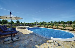 Awesome Home in Drinovci With Wifi and 5 Bedrooms