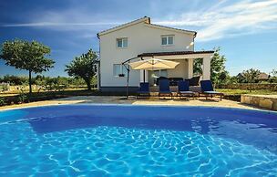 Awesome Home in Drinovci With Wifi and 5 Bedrooms