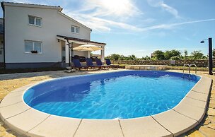 Awesome Home in Drinovci With Wifi and 5 Bedrooms