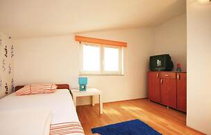 Awesome Home in Drinovci With Wifi and 5 Bedrooms