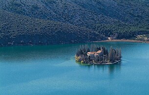 Awesome Home in Drinovci With Wifi and 5 Bedrooms