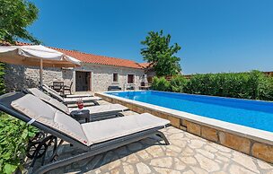 Stunning Home in Lisane Tinjske With 2 Bedrooms, Wifi and Outdoor Swim