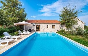 Stunning Home in Lisane Tinjske With 2 Bedrooms, Wifi and Outdoor Swim