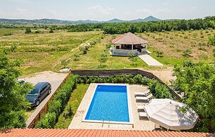 Stunning Home in Lisane Tinjske With 2 Bedrooms, Wifi and Outdoor Swim