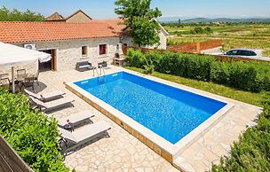 Stunning Home in Lisane Tinjske With 2 Bedrooms, Wifi and Outdoor Swim