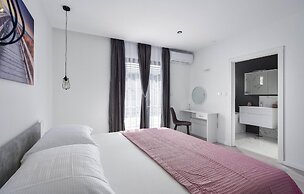 Beautiful Home in Split With 4 Bedrooms, Wifi and Outdoor Swimming Poo