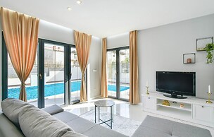 Beautiful Home in Split With 4 Bedrooms, Wifi and Outdoor Swimming Poo