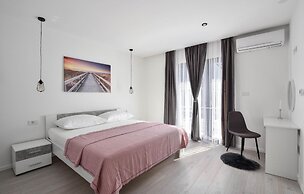 Beautiful Home in Split With 4 Bedrooms, Wifi and Outdoor Swimming Poo