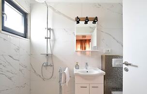 Beautiful Home in Split With 4 Bedrooms, Wifi and Outdoor Swimming Poo